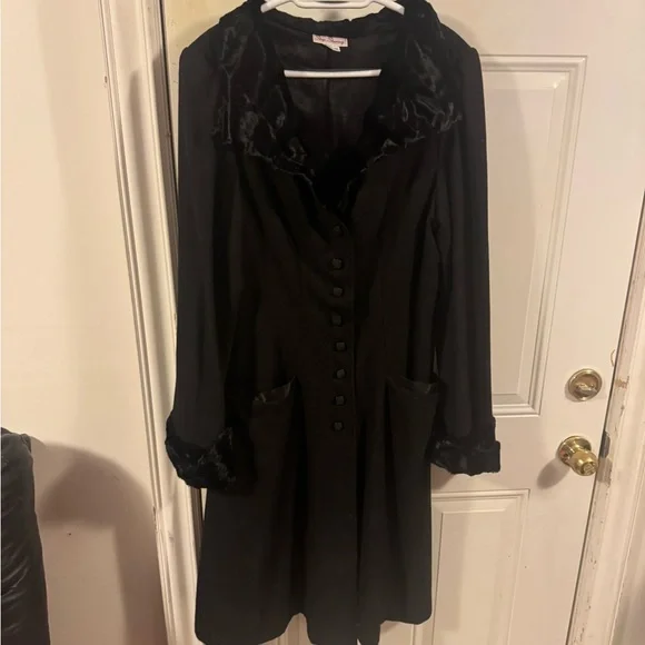 Stop Staring Black Coat with Faux Fur Trim - Picture 3 of 13